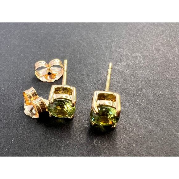 14k gold 4.5mm mint peridot stud earrings - Picture 1 of 11